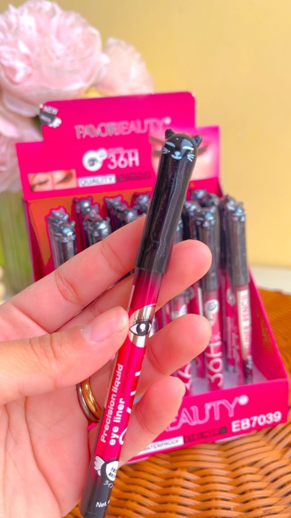 delineador de ojos plumon negro gatito favorbeauty
